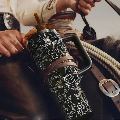 Stanley termos modelleriyle içeceklerinizi saatlerce sıcak veya soğuk tutun! Pratik kullanımıyla Stanley pipetli termos, kahve severler için Stanley kahve termosu ve ergonomik tasarımıyla Stanley mug termos günlük hayatınıza konfor katıyor. Stanley kulplu termos ve Stanley outdoor termos 1.3 lt, kamp ve doğa gezileri için mükemmel bir seçenek sunarken, Stanley Barbie termos ve Stanley termos pembe şık ve modern tasarımlarıyla göz dolduruyor. Stanley termos küçük modellerden büyük hacimli Stanley 1.3 lt term